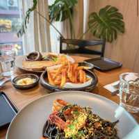 The Cupping Room (多處分店，但尋找較小的分店)