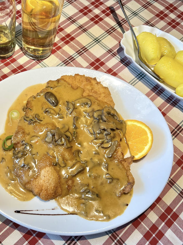 A Solo Day in Frankfurt – History, High-Rises & Schnitzel!