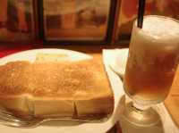 【東京 有楽町】昭和の雰囲気が残るレトロな喫茶店、珈琲館 紅鹿舎