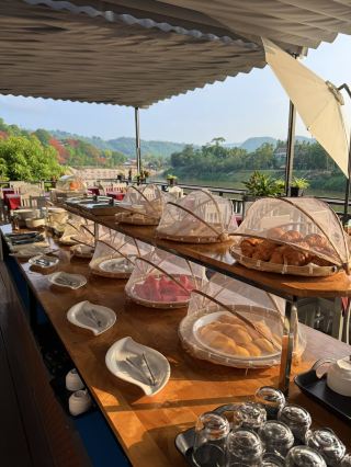 Hotel with breakfast overlooking the Mekong River in Laos 🩵