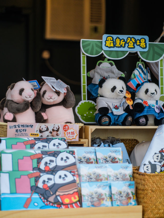 尖東星光大道一連9日，熱鬧狂歡🎉「龍舟嘉年華」  今年端午節相當好氣氛，尖東星光大道相當熱鬧，香港旅遊發展局喺尖東打造1連9日「龍舟嘉年華」，橫跨兩個週末，喺尖東以「龍舟美食街」打響頭炮，各式美食、