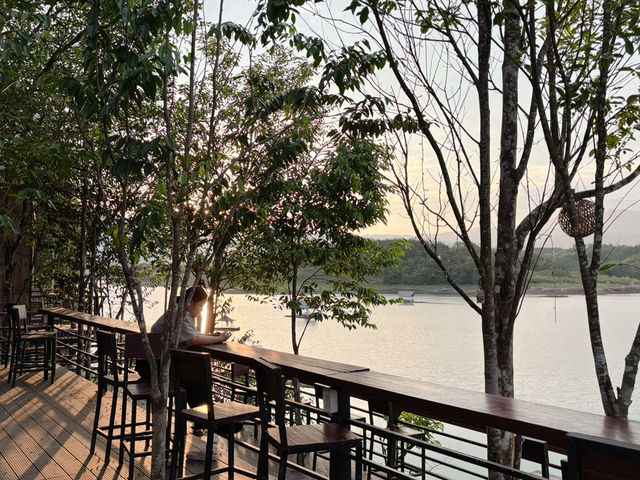 อ่างน้ำตง เลควิวคาเฟ่ เมืองเฟือง