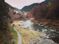 「東京近郊秘境｜御岳溪谷的紅葉與清流」 