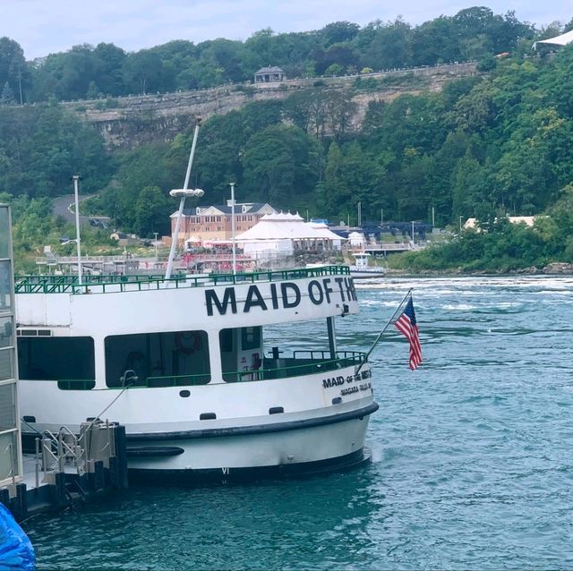 พาล่องเรือ Maid of The mist ในวันในตก