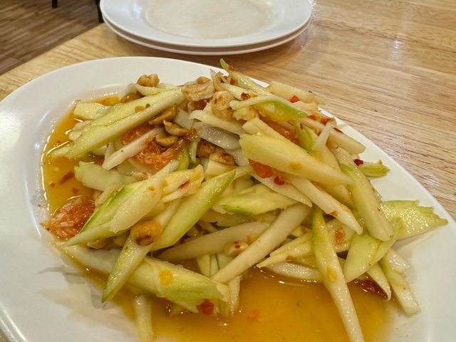 Local Flavours, No Frills: Porpran Larb Phed Roi Et at Huai Khwang