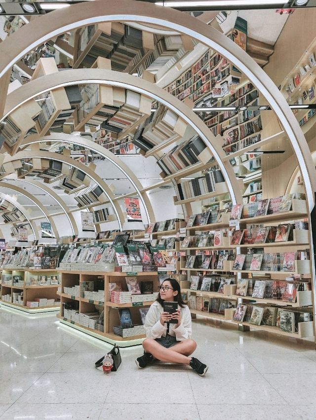 Minimalist Vibes at B2S Think Space 📸✨