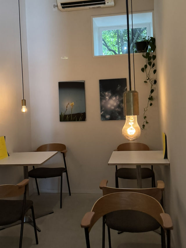ハンドドリップで1杯ずつコーヒーをいれる喫茶店