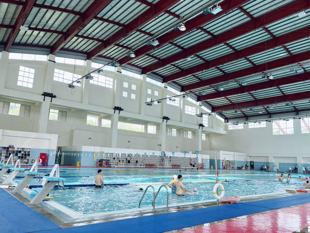 夏天玩水囉💦室內泳池100元～竟然還有溜滑梯！小孩6歲以下免費