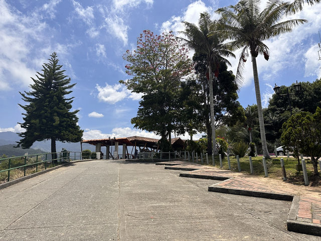 【Mirador de Salento｜街と谷を一望する冒険階段の頂】