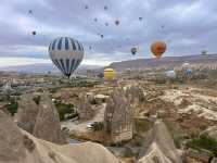 【Göreme Sunrise & Balloons View／ギョレメ朝焼け＆気球｜“空に舞う夢を見た丘上の朝”】