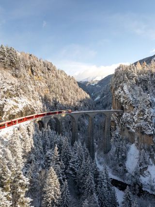 [Miraculous railway architecture] Enjoy spectacular views and moving moments at the Landwasser Viaduct 🚂🌉