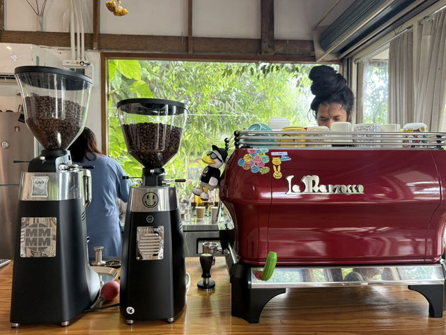 ร้านกาแฟลับริมถนนโคกกลอย จ. พังงา 