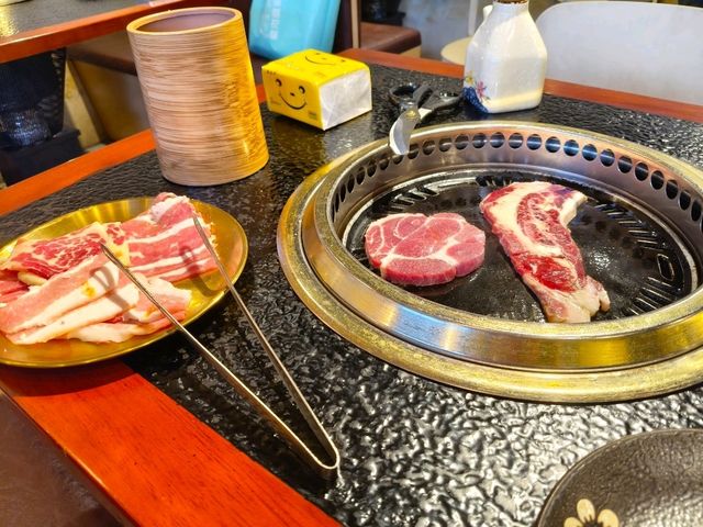 🍢成都-炭悅自助燒烤｜68元吃到飽，肉品新鮮選擇多，還有超萌店貓陪吃！