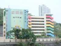 ถ่ายคู่ตึกสวยบันไดสีรุ้งที่โรงเรียนประถม ฮ่องกง