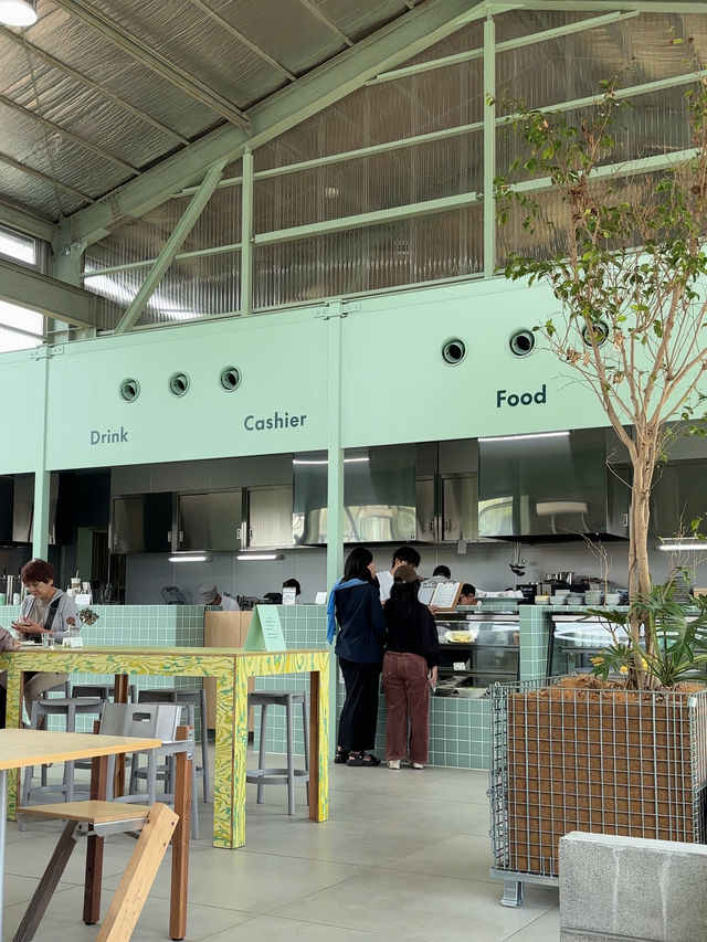 A Cafe Teshima คาเฟ่สไตล์โรงงานบนเกาะเทชิมะ