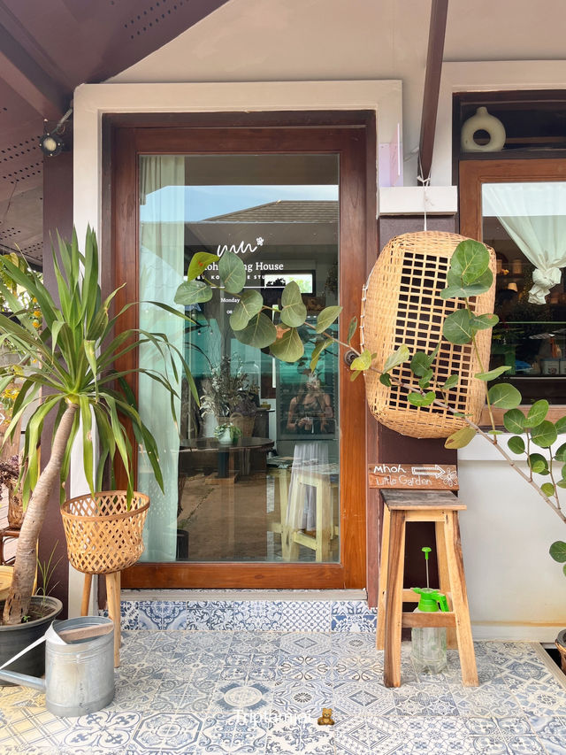 โฮมคาเฟ่ลำปางที่มีสวนดอกไม้น่ารักๆ 🧺🌼