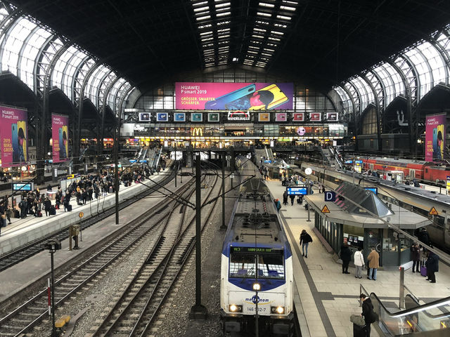  【ハンブルク中央駅｜ドイツ・ハンブルク 「ヨーロッパの旅が動き出す場所。人と時間が交差する壮大なステーション」】