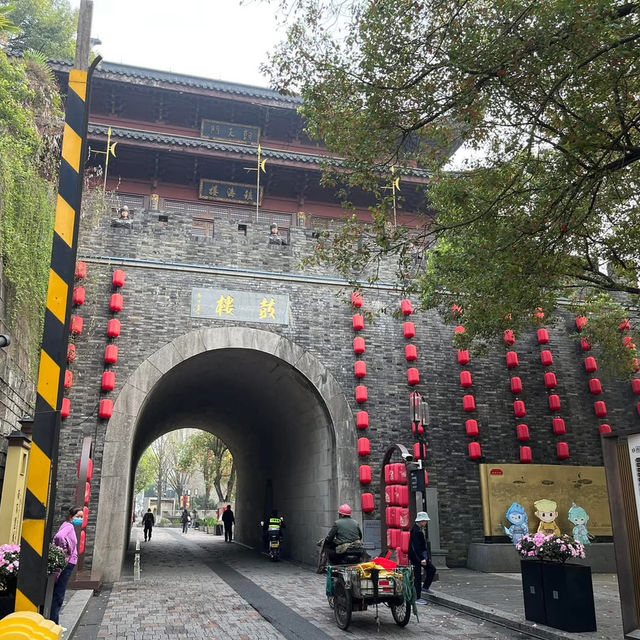 🏮 Wandering Through Hangzhou’s Time-Honored Streets: 河坊街 & 南宋御街