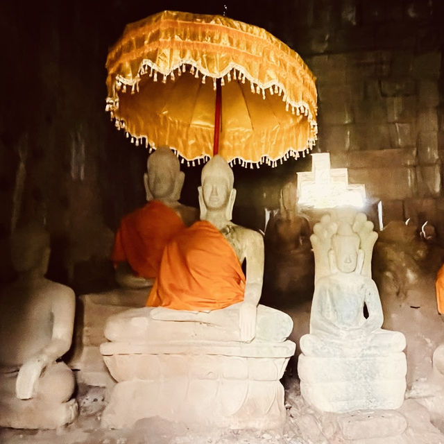 🌅 Sunset Majesty: Solo Trip to Phnom Bakheng! 🏛️