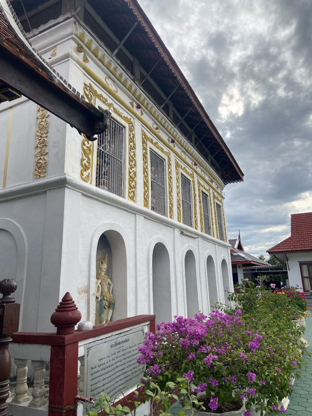 เที่ยววัดหนองเงือก ชมพระแก้วมรกตจำลอง