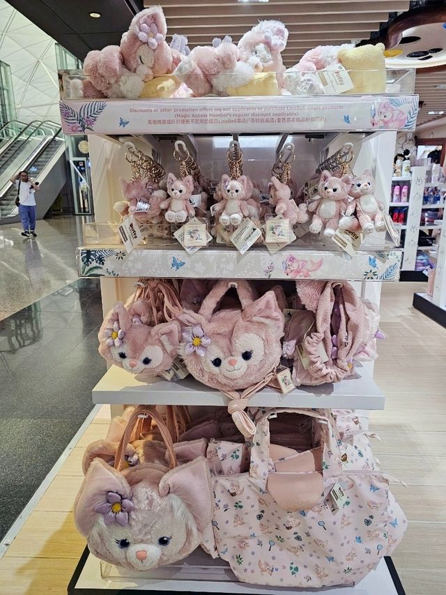 สนามบินฮ่องกงก็มี Disney store นะ