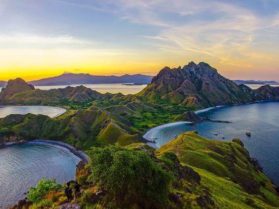  Padar Island 🌴🇮🇩 is famous for its breathtaking hills ⛰️ and the iconic viewpoint overlooking 3 bays 🌊 with white 🤍, black ⚫, and pink 🌸 beaches.