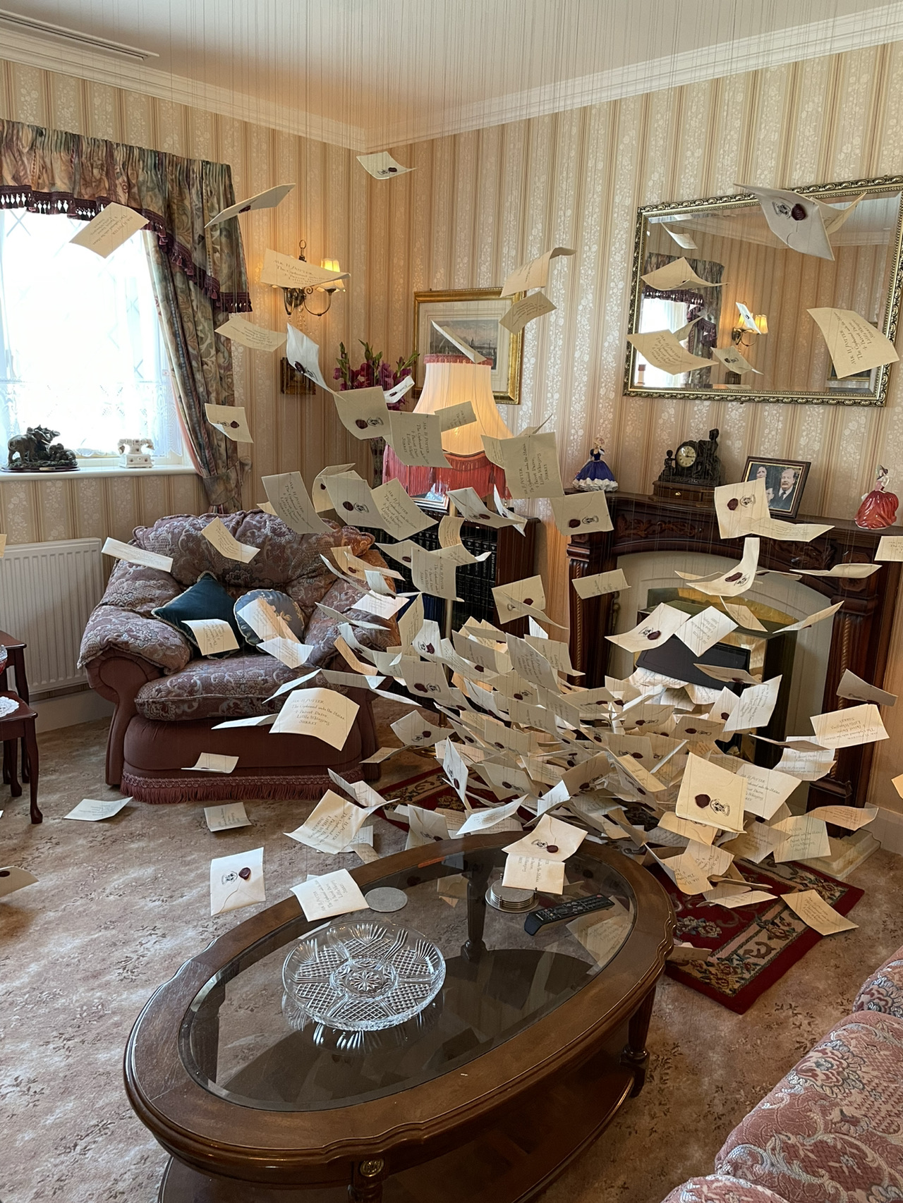 📍Warner Bros. Studio Tour Tokyo - The Making of Harry Potter

Warner Bros. Studio Tour Tokyo - The Making of Harry Potter is a large-scale facility where you can experience the world of the Harry Potter films.
Opening in 2023 on the former Toshimaen shopping mall in Tokyo, it has become the second studio tour in the world after London, and has been much talked about.
I was excited to experience the world of my beloved Harry Potter, and the exhibits certainly didn't disappoint!

Inside the museum, actual sets, costumes, and props used in the films are on display, allowing you to immerse yourself in a world recreated in meticulous detail.
I was thrilled to be able to get up close and personal with fan favorites like the Hogwarts Great Hall and Platform 9 3/4.
I also got to learn about the behind-the-scenes production of the films through special effects and behind-the-scenes footage, and I felt like I had more time than I could handle.

There are also plenty of cafes and shops, so you can enjoy dining and shopping while immersed in the wizarding world.
This is a recommended spot not only for Harry Potter fans, but also for movie and entertainment lovers.

#Let'sTravelWithPochiKatsu