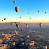 卡帕多奇亞熱氣球之旅:在晨曦中飛越外星地貌