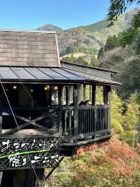 天岩戸渓谷を望むテラス 秋は紅葉が・・