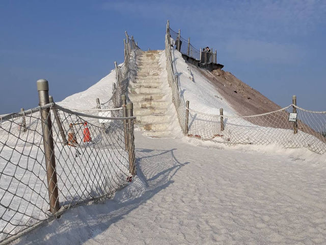 🌄 Qigu Salt Mountain — Taiwan’s Glittering Remnant of the Salt Fields