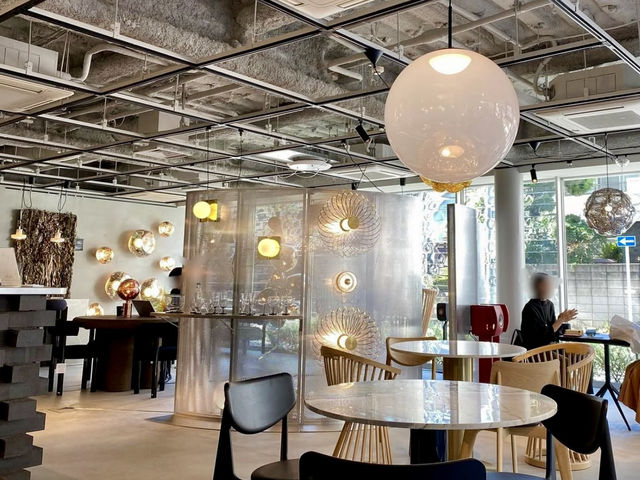 Stylish Break in Aoyama 🪑✨ Stylish Break in Aoyama 🪑✨