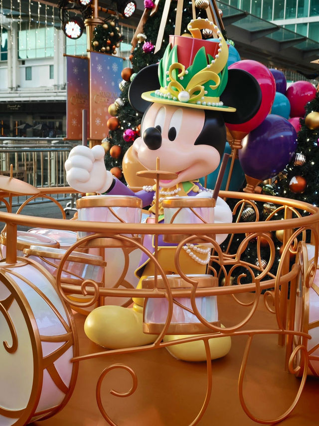 A Tapestry of Twilight and Tinsel A Tapestry of Twilight and Tinsel