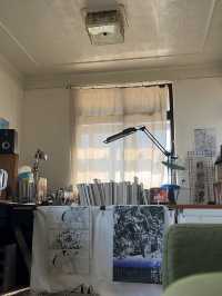 在鐵道邊安靜生活一個下午：工作室咖啡庭的慢步調美好