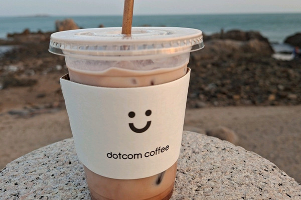 Dotcom Coffee คาเฟ่ชมพระอาทิตย์ตกสุดชิลริมทะเล | Trip.com ชิงเต่า