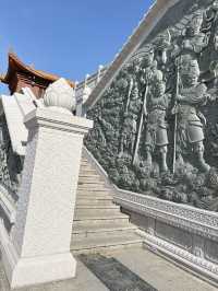 山丘環抱下的寧靜寺廟  