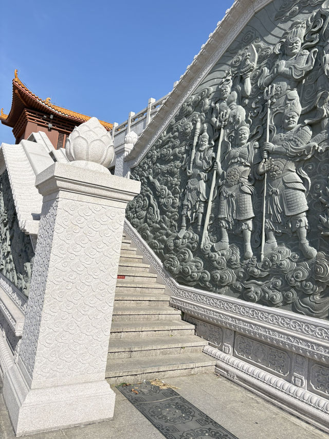 山丘環抱下的寧靜寺廟  