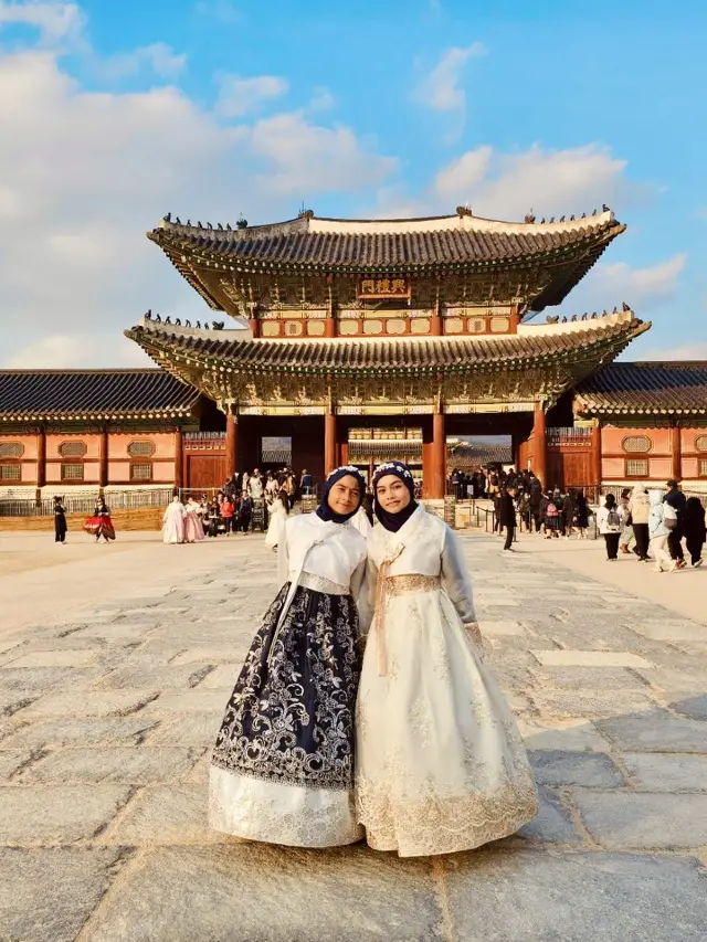 韓服で景福宮を優雅に散策