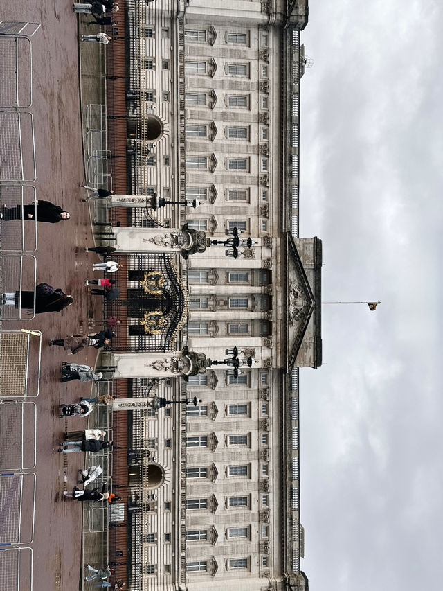 👑✨ BUCKINGHAM PALACE — LONDON’S ROYAL ICON 🇬🇧🏰