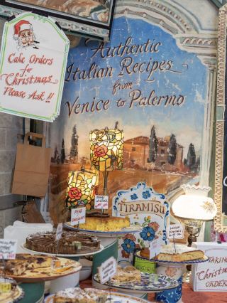 Праздничные угощения на рынке