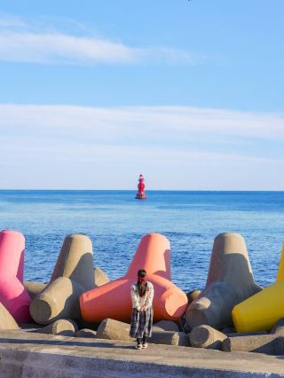 알록달록한 테라포트와 동해 바다, 그리고 한권의 책과 커피  