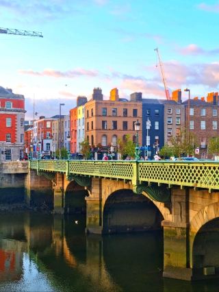 แม่น้ำลิฟฟีย์ไหลผ่านใจกลางเมืองดับลิน 🇮🇪