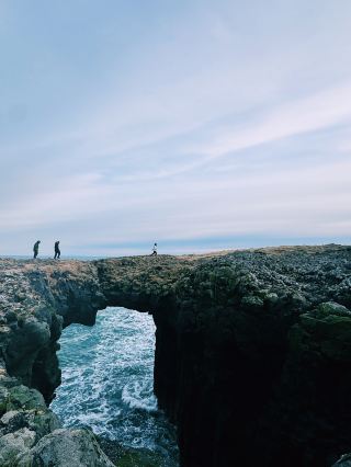 ซุ้มหินสนเนเฟลส์เนส (Snæfellsnes Arch) บนชายฝั่งไอซ์แลนด์