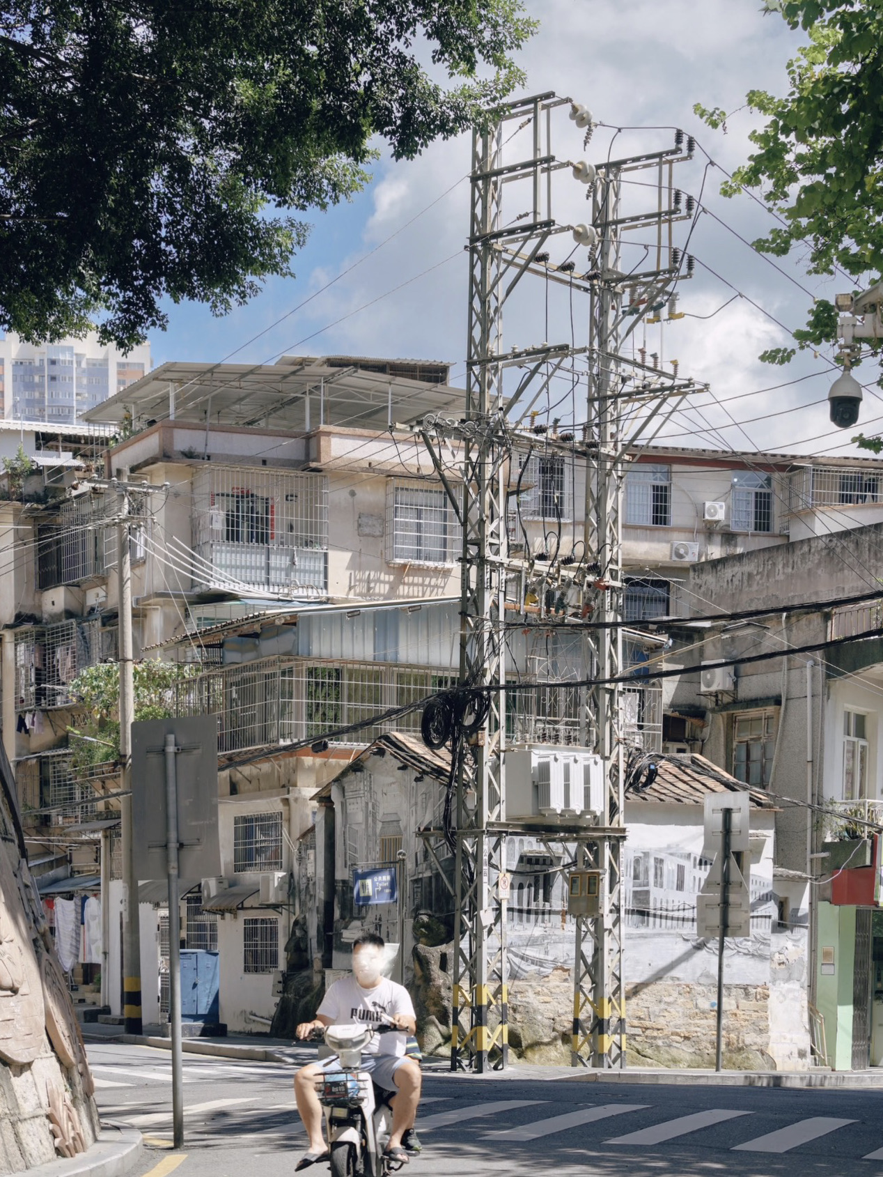 🏛️ When you go to Xiamen, don't just visit Gulangyu Island!! Here's a ranking of hidden gems in the Citywalk area that you absolutely must explore.
I fell in love with Xiamen's old streets. The streets and buildings are as beautiful as a manga painting, giving you the feeling of stepping into an artsy Taiwanese romantic movie. Every street corner has something exciting to offer.

From the delightful taste of coffee at the cafe by the bridge to the refreshing sweetness of Huang Yulan fish balls, this route combines the "heart" of Xiamen, both traditional and modern, allowing you to experience the city's charm firsthand.
Most importantly... this is where the people of Xiamen really live. If you're visiting this area, I highly recommend setting aside a day to take this Citywalk route.

🔵 Citywalk Route Plan:
Xinyili ➡️ Baijiacun ➡️ Xi'an Street ➡️ Huaxin Street ➡️ Xingfu Street ➡️ Duhua Park ➡️ Zhenpang Street ➡️ Zhongshan Street

#TravelChina #TravelPlan #BeautifulAccommodationReview #AncientChina #LixianCity