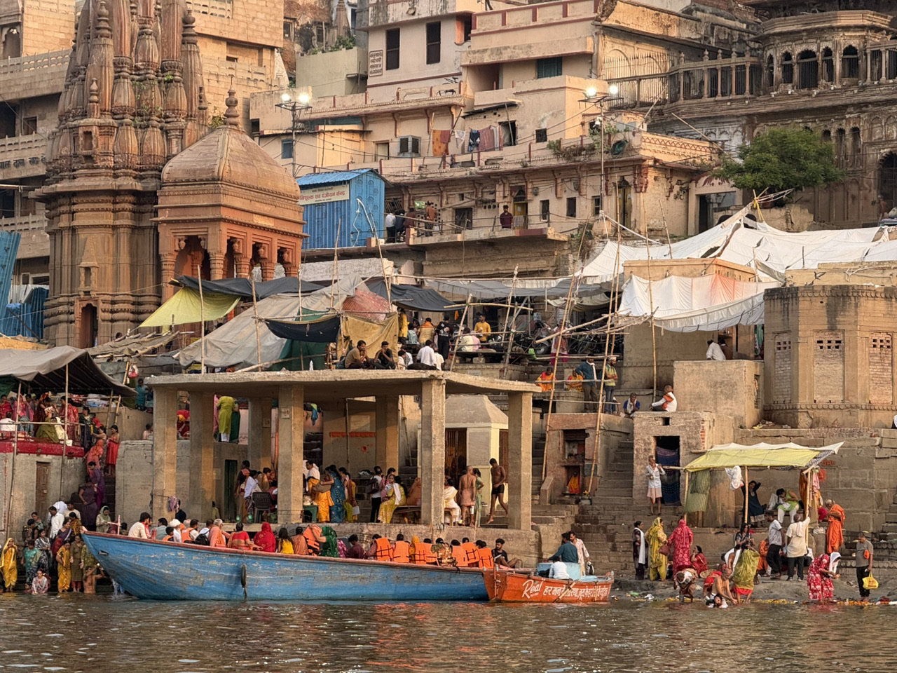 Varanasi 1-Day Tour: Ramnagar Fort, Assi Ghat, Golden Temple