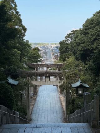 The shrines in Fukuoka are all very unique. This trip included a special visit to Miyajigoku Shrine to experience the beautiful scenery of the wind chimes. Although the best time to visit is at night, we chose to go during the day. With the gentle breeze blowing and the sunlight filtering through the clouds, it was a unique experience.