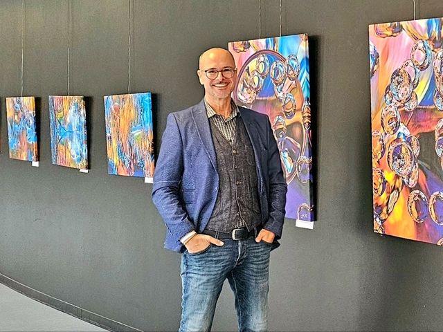 Art exibition in Victiria Hotel lobby
