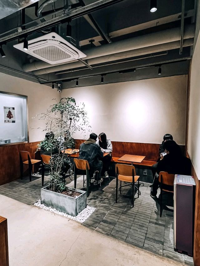 ROUND TO COFFEE