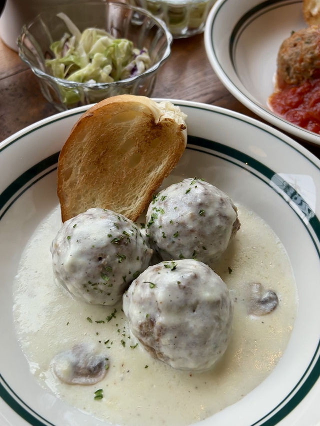 Cozy Lunch at Nostalgia Cafe🍽️