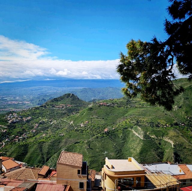 Hiking towards Castelmola 