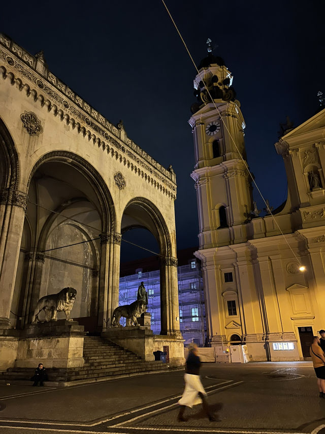Night Munich: Illuminated Squares & Bavarian Vibes 🌙🏛️🍺